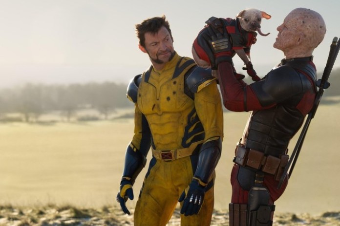 Deaddog, "el perro más feo del mundo", junto a los superhéroes.