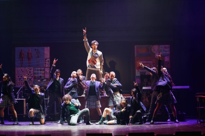 Dewey ("Soy Rada") y los alumnos. Hay tres elencos de niños que alternan en las funciones.