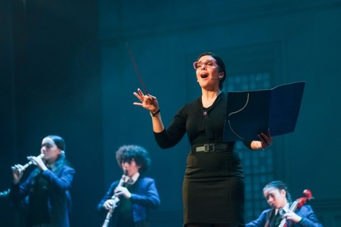 Angela Leiva, como la directora del colegio, canta decididamente muy bien.