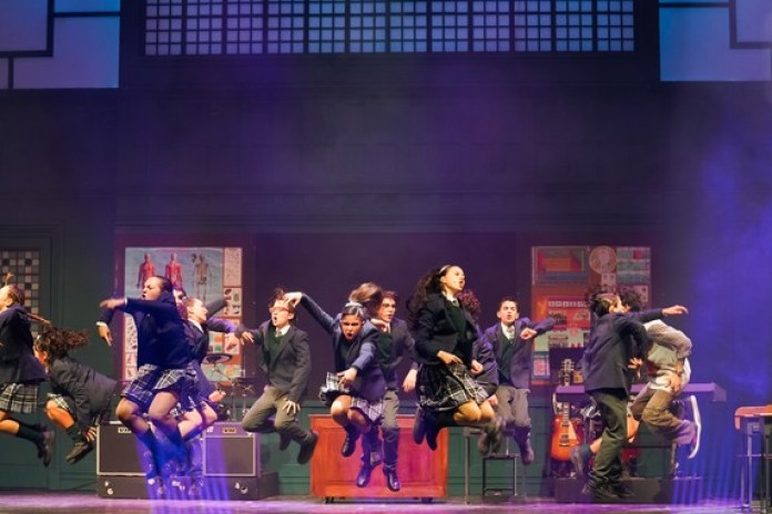 En el aire. Los chicos bailan, cantan, tocan música y, sobre todo, se divierten.