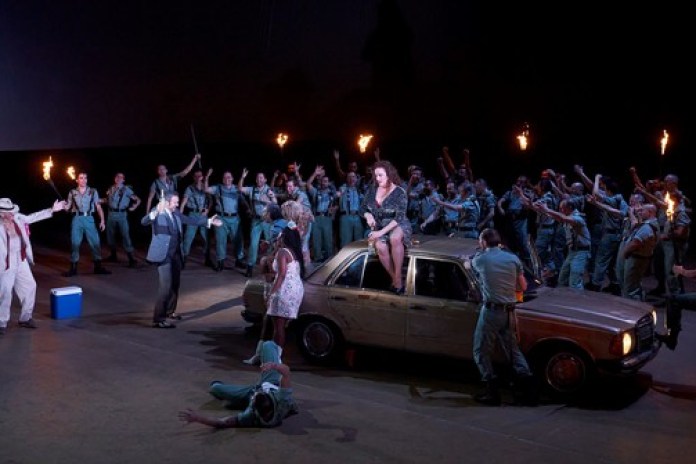 La versión de "Carmen" que se verá en el Colón está situada en los años '70, en la frontera de Ceuta. Foto: Prensa Teatro Colón