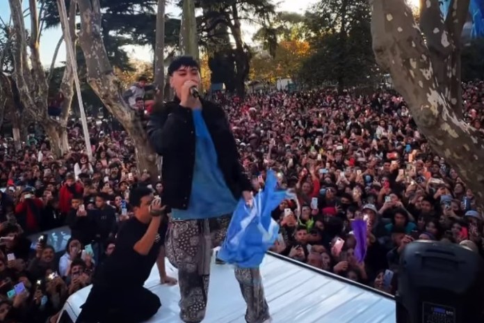 El show sorpresa de Tiago PZK en la Plaza de los Fundadores de Monte Grande. Foto: IG/captura