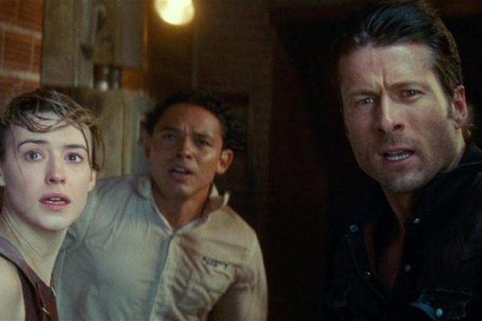 La inglesa Daisy Edgar-Jones, el neoyorquino Anthony Ramos y el texano Glen Powell miran con asombro un tornado. Fotos WB