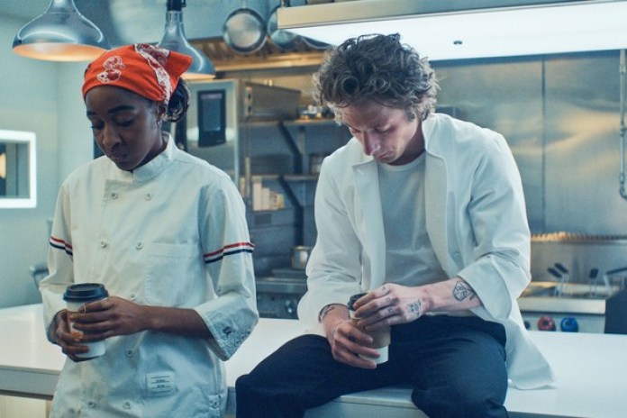 Hermosa relación la de Sydney (Ayo Edebiri) como "sous chef" de Carmy (Jeremy Allen White). Se sostienen desde la admiración mutua.