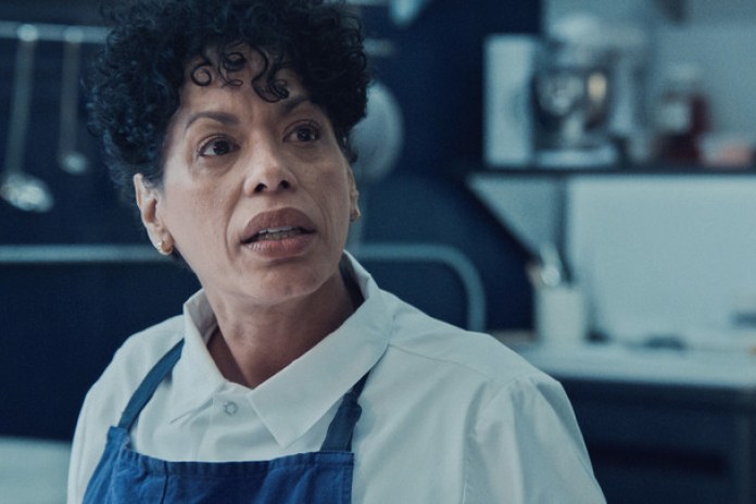 Liza Colon-Zaya compone a Tina, con enorme experiencia en la cocina. Y en la vida. Foto Disney+.