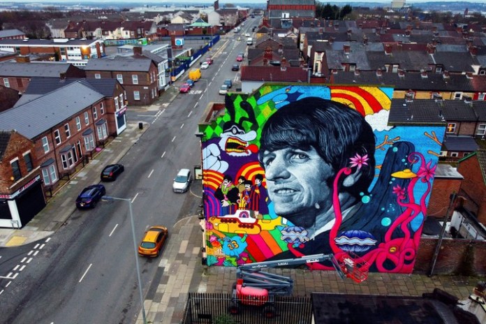 Un mural de Ringo Starr, en Liverpool. Y claro, hay un submarino amarillo. Foto: AP 