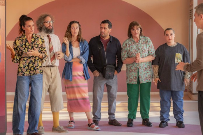 Carlos, el personaje de Suar, se anota para hacer terapia y tolerar la ausencia de su teléfono móvil.