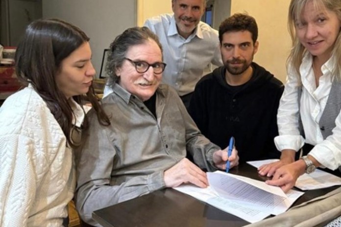 Charly García firmando contrato con Sony Music. Lo acompañan Enrique Dordoni (Business Development Director), su pareja Mecha Iñigo y su asistente personal Tato. Foto de prensa
