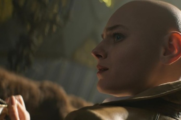 Emma Corrin es la malvada Cassandra Nova. Fue Lady Di en "The Crown".