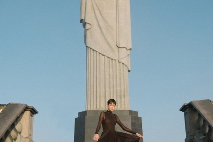 La actriz, que fue a Río de Janeiro con su pareja, Rami Malek ("Bohemian Rhapsody"), le contó a Clarín que ni soñaba en ser una malvada de Marvel, que el llamado la sorprendió.