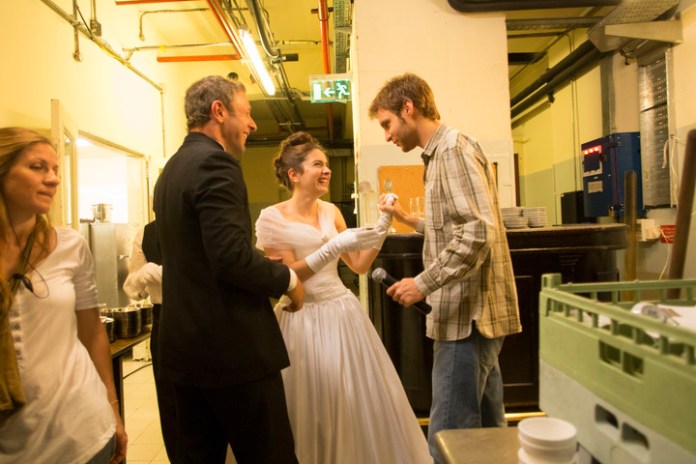 Entre risas, Damián le marca una escena a Erica Rivas y Diego Gentile.