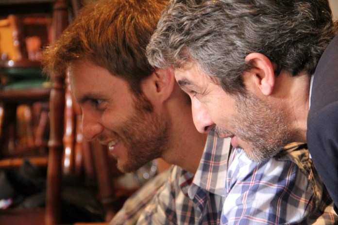 Szifron y Darín, observand en un monitor una de las tomas del relato "Bombita". Darín leyó el guion y aceptó de inmediato.
