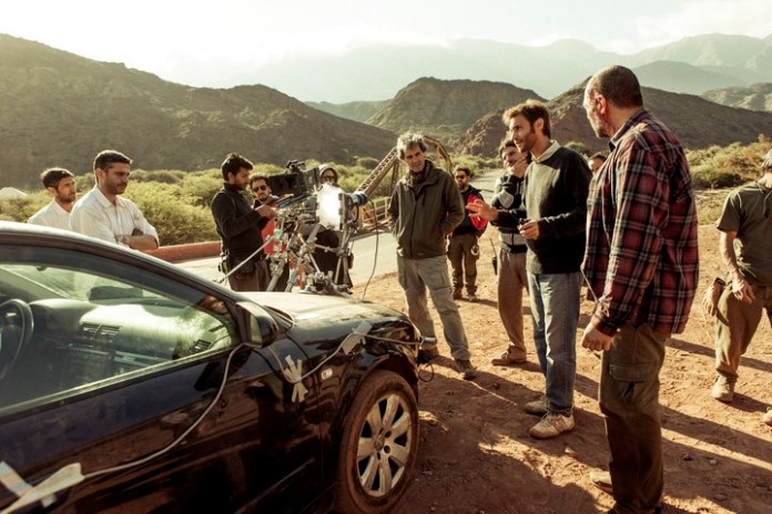 Sbaraglia, el director de fotografía Javier Juliá y Walter Donado escuchan a Szifron.