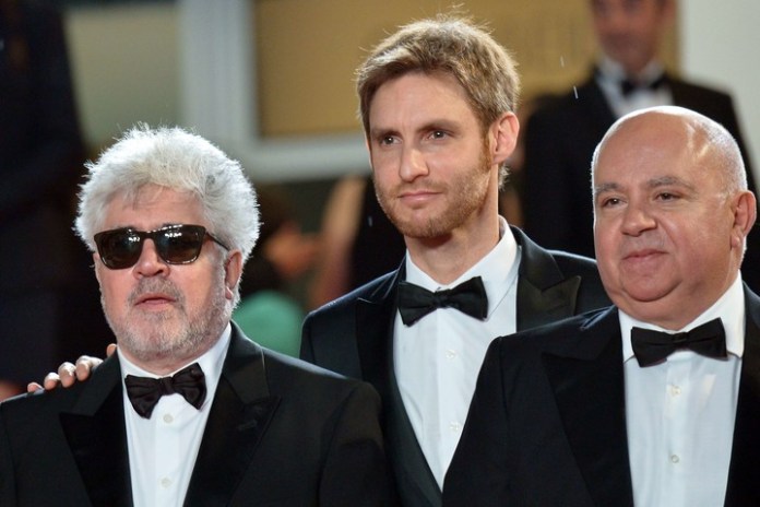 Szifron en la escalinata de Cannes, con sus productores españoles, los hermanos Pedro y Agustín Almodóvar. Foto AFP