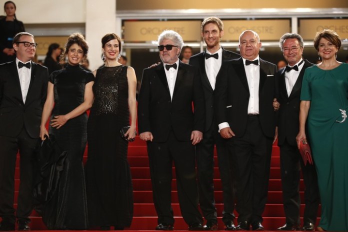 Axel Kuschevatzky, Erica Rivas, María Marull, Pedro Almodóvar, Szifron, Augustín Almodóvar, Oscar Martinez y Esther García, antes de la première en Cannes. Foto AFP