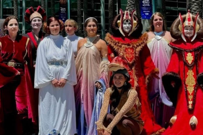 Fans de los personajes de Disney en la convención D23 en California. Foto: IG
