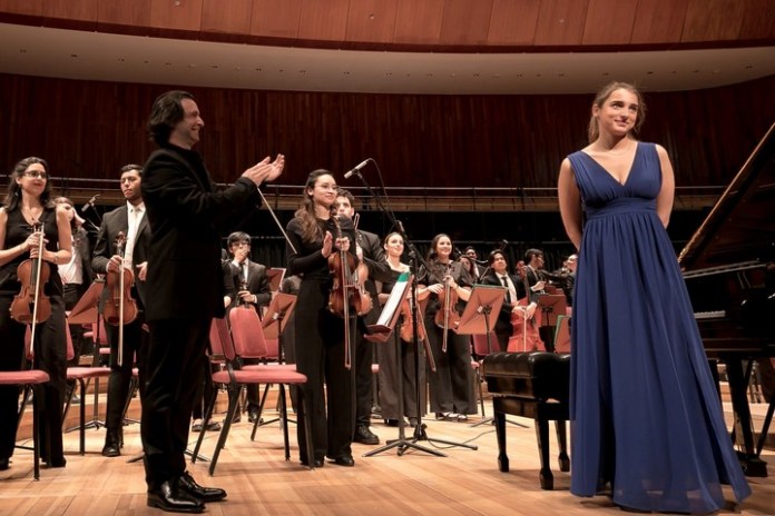 Natasha Binder junto al Maestro Pablo Boggiano y la Sinfónica Juvenil San Martín. Foto gentileza Manuel Pose Varela