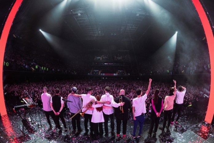 La banda El Kuelgue en su saludo final en Movistar Arena. Foto de prensa gentileza Gonzalo Lopez
