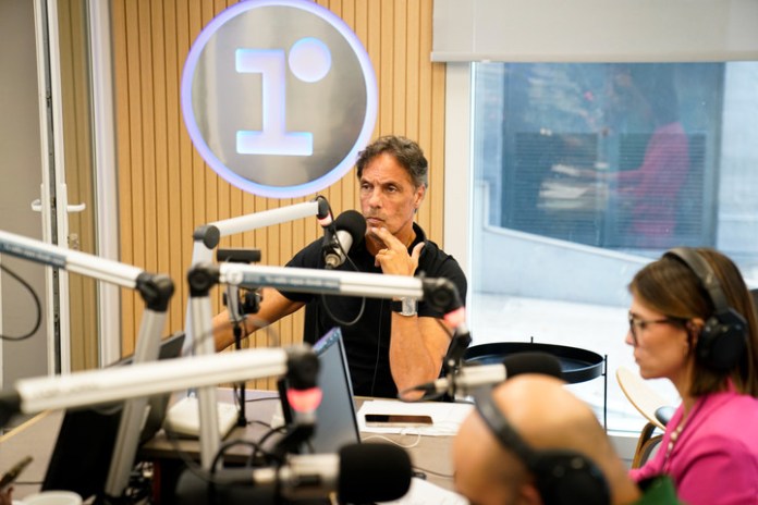 López en estudio de radio La Red. (Maxi Failla).