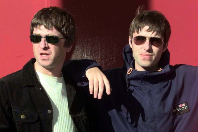 Liam y Noel Gallagher en su gira de 1997. Foto: Reuters