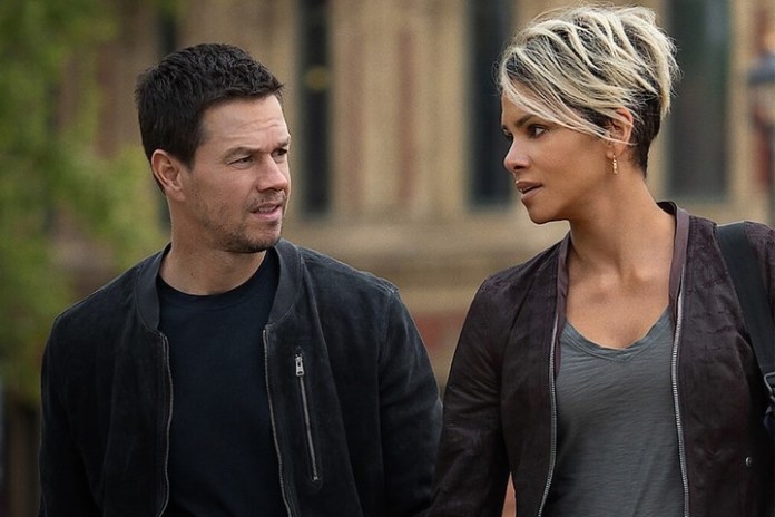 Mark Wahlberg, alguna vez candidato a dos Oscar, y Halle Berry, ganadora de uno. Fotos Netflix 