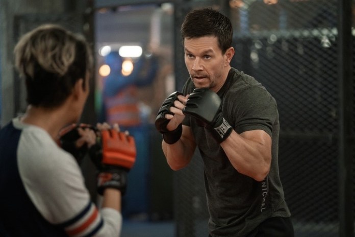 Mike (Wahlberg), con un par de semanas de entrenamiento, es un espía como cualquier otro.