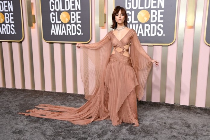 En los Globo de Oro. Jenna Ortega es referente de la Generación Z. Foto: AFP 