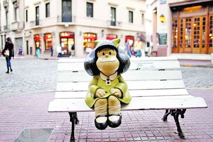 Sentadita y esperando la serie. La escultura de Mafalda, en su banquito de Chile y Defensa, en San Telmo.
