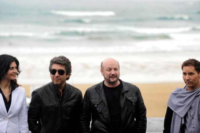 Campanella junto a sus intérpretes Soledad Villamil, Ricardo Darín y el madrileño Javier Godino frente a la playa de Zurriola, en San Sebastián.
