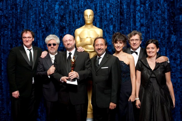 Con Tarantino y Almodóvar, que le dieron la estatuilla, Francella y los productores, tras la entrega. "Es la única foto que tengo", y se la facilitó a "Clarín". 