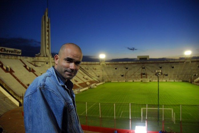Eduardo Sacheri, el autor de la novela en la que se basó el filme, en el estadio de Huracán.