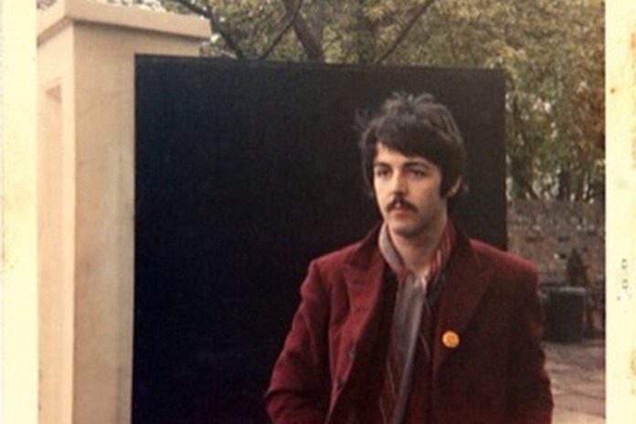 McCartney, fotografiado en 1968 por Lizzie Bravo en la puerta de Abbey Road.