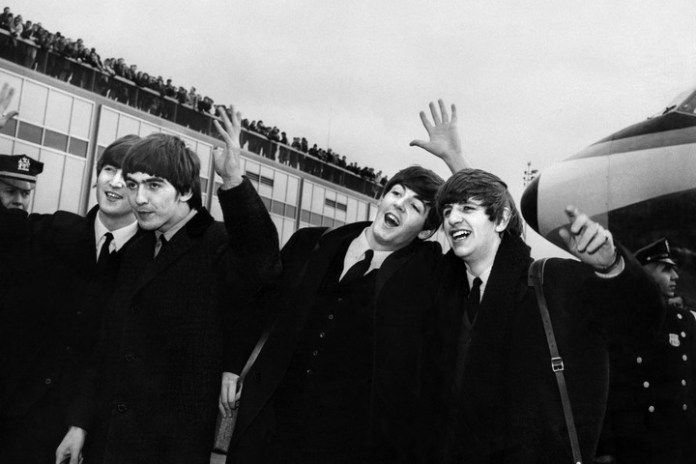 Lizzie Bravo formabaa parte de las "Apple Scruffs" (cirujas de la manzana), un desprendimiento radical de la Beatlemanía. Foto: AFP