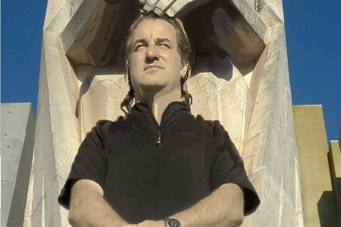 Alejandro Miniaci es compositor, guitarrista, profesor de Dibujo y Pintura y dicta clases de guitarra y bajo.