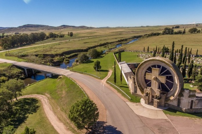 Portal del cementerio de Saldungaray, en el sudoeste de la provincia de Buenos Aires, diseñado por el arquitecto e ingeniero ítalo argentino Francisco Salamone a fines de la década del '30.