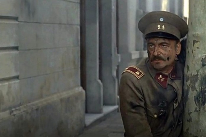 Héctor Alterio, como el Teniente coronel Zavala, inspirado en el veradero Héctor Benigno Varela. El actor debió exiliarse en España. 