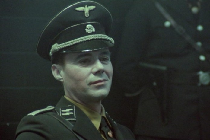 Dick Bogarde como el sádico y perverso Max, el oficial nazi.
