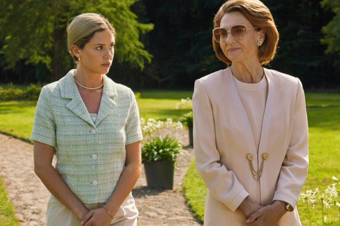 Delfina junto a la actriz Elsie de Brauw, quien personifica a la madre de Guillermo, que abdicó en favor de su hijo. 