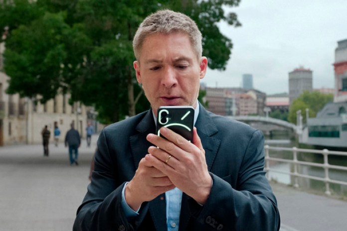 ¿Tiene carga? ¿Señal? Adrián Suar filmó la película en el País Vasco. Fotos Netflix