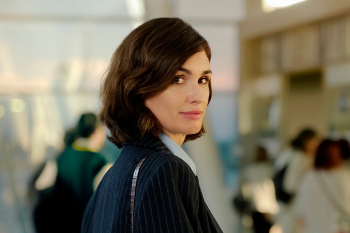 Paz Vega vuelve a probarse como comediante. Interpreta a Adela, la esposa del personaje de Suar.