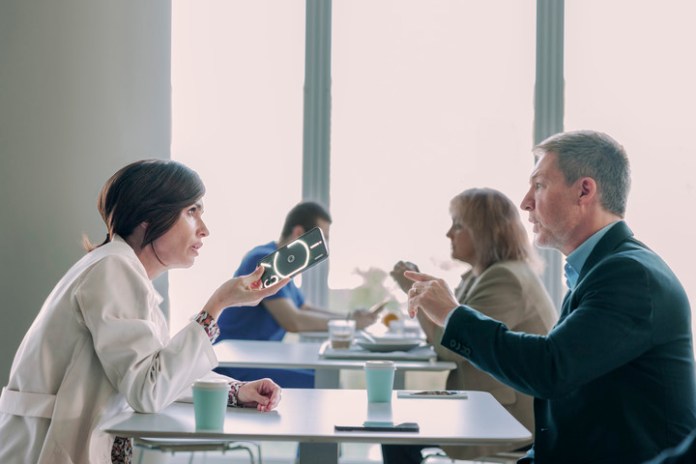 Adela, médica, y Carlos, su marido en serios problemas.