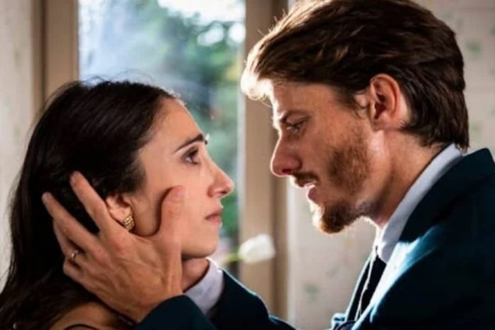 De la película a la serie, con modificaciones de guion.