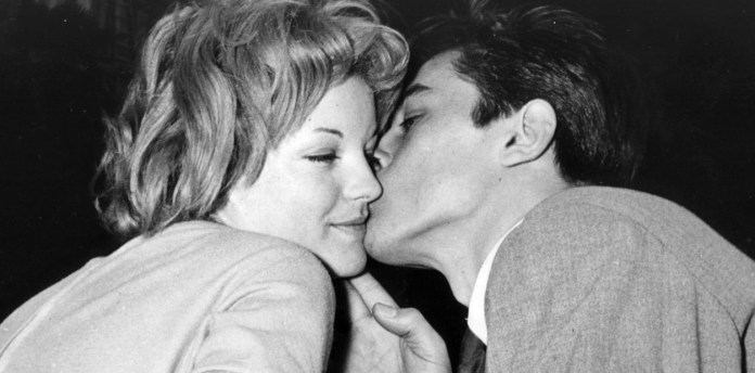 Alain Delon junto a su expareja, la actriz Romy Schneider Foto AP