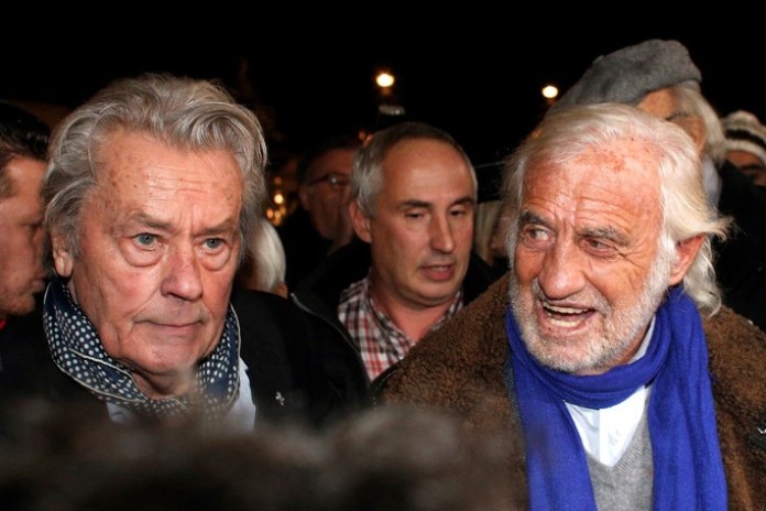 Alain Delon junto a Jean-Paul Belmondo, en París, por 2017. Ambos compitieron la mayor popularidad entre los intérpretes franceses. Foto AP
