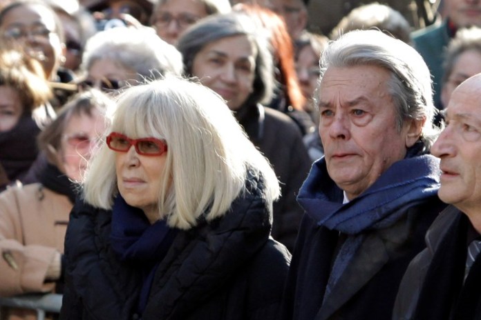 Delon junto a Mireille Darc, en el funeral de la actriz Annie Girardot, el 4 de marzo de 2011. El pagó en secreto la residencia donde Girardot vivió sus últimos años víctima del Alzheimer. Foto AP