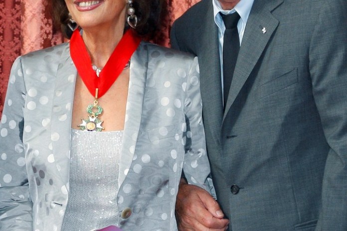 Con la diva italiana Claudia Cardinale, cuando a ella le otorgaron la Legión de Honor, en julio de 2008. Foto AP 