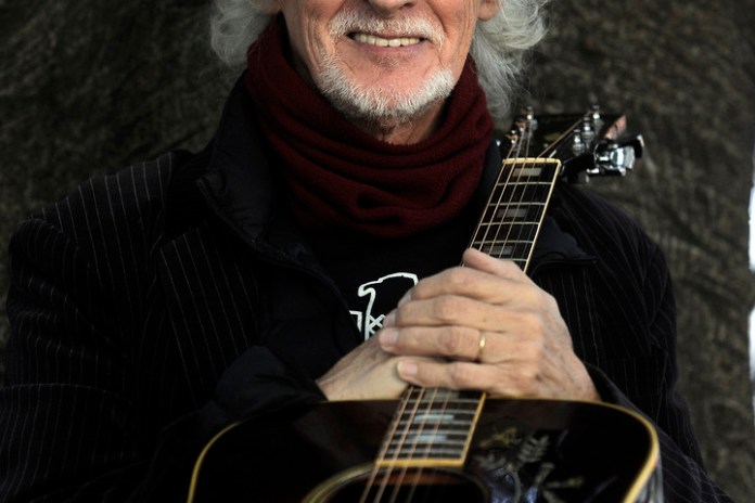 Feliz de cantar. Así se siente Nito Mestre a los 72 años. Dice que el último año se la pasó viajando y tocando. Foto: Prensa