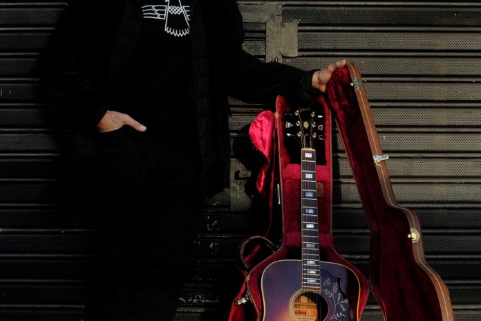 Nito Mestre dice que no ve a Charly desde octubre del año pasado, cuando su compañero cumplió años. "No tiene whatsapp ni celular". asegura.