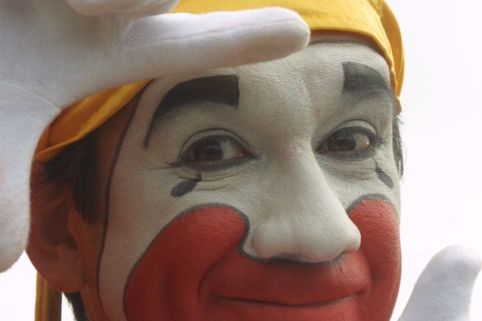 Piñón sigue dando sus entrevistas maquillado como el personaje.