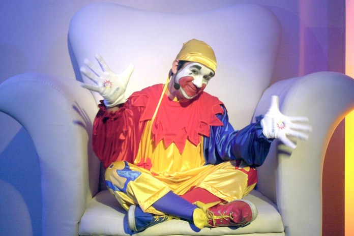 De actuar a la gorra en calles y plazas, saltó a su programa en Canal 13.